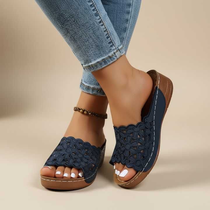 Olivia Sydney - ergonomic sandal with floral cutout