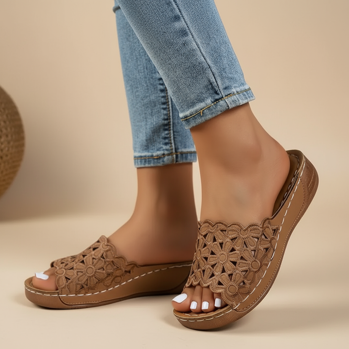 Olivia Sydney - ergonomic sandal with floral cutout