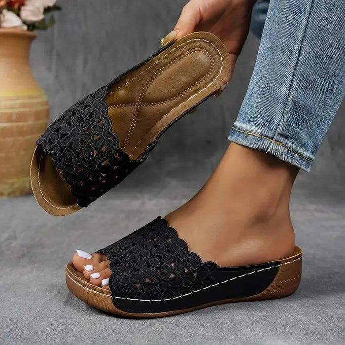 Olivia Sydney - ergonomic sandal with floral cutout