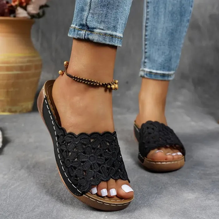 Olivia Sydney - ergonomic sandal with floral cutout