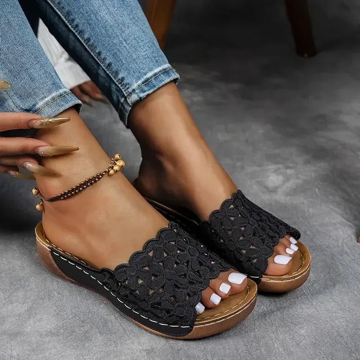Olivia Sydney - ergonomic sandal with floral cutout