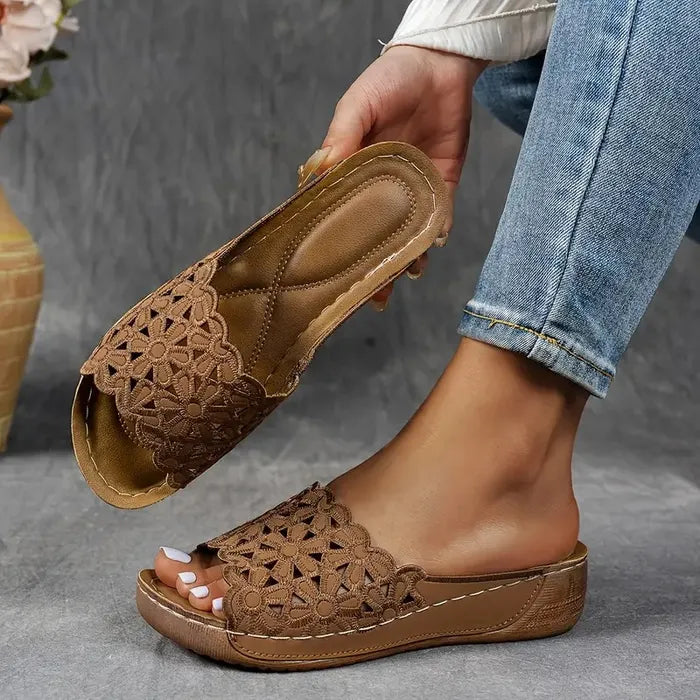 Olivia Sydney - ergonomic sandal with floral cutout