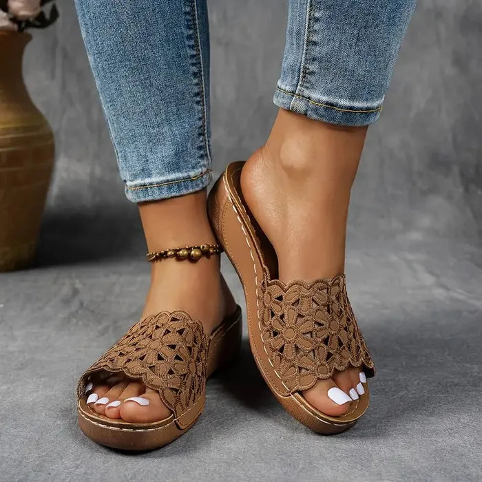Olivia Sydney - ergonomic sandal with floral cutout