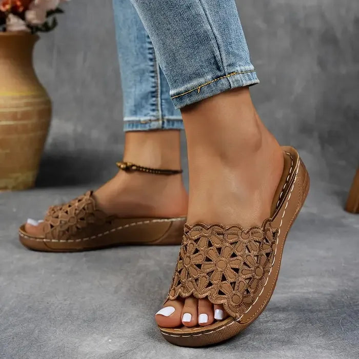 Olivia Sydney - ergonomic sandal with floral cutout