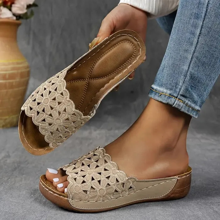 Olivia Sydney - ergonomic sandal with floral cutout