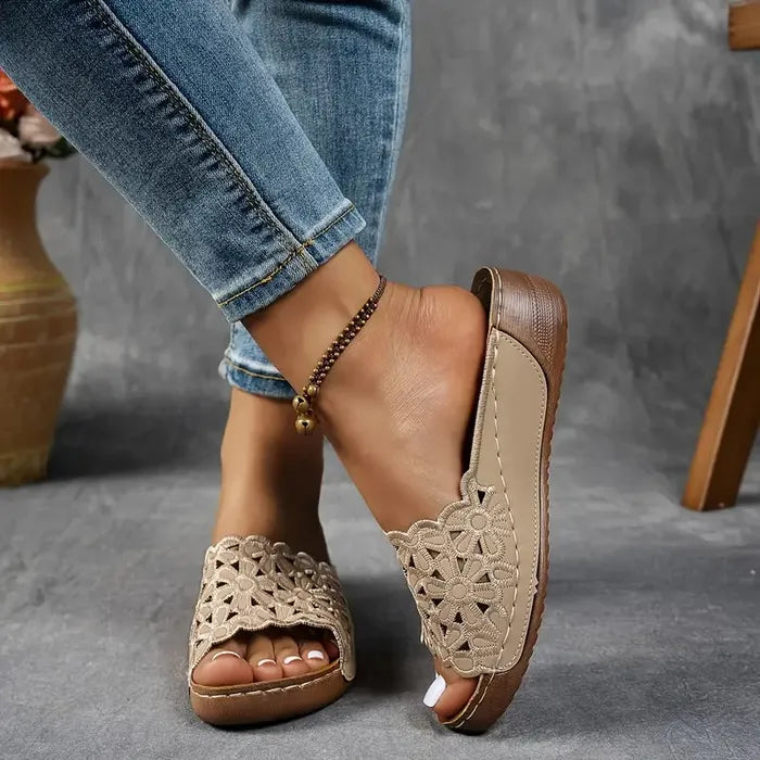 Olivia Sydney - ergonomic sandal with floral cutout