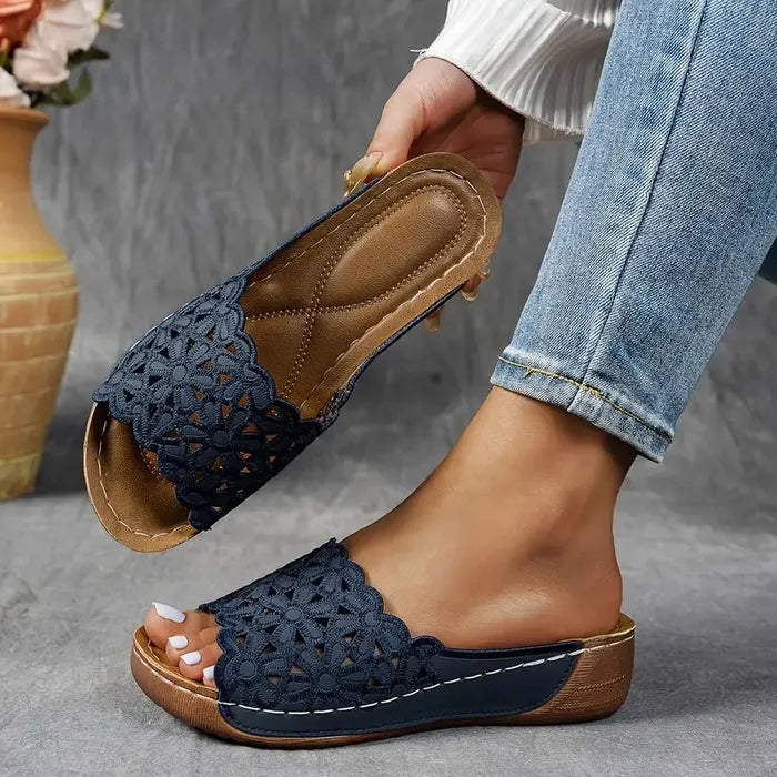 Olivia Sydney - ergonomic sandal with floral cutout