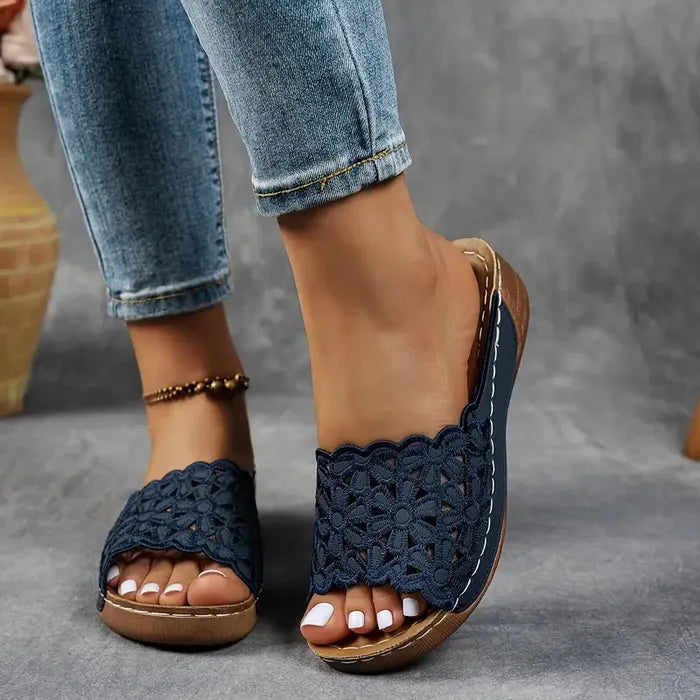 Olivia Sydney - ergonomic sandal with floral cutout
